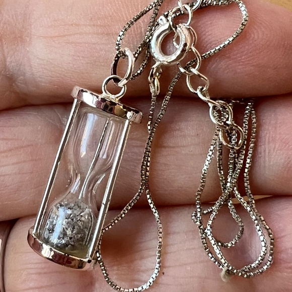 VINTAGE HOURGLASS SAND CLOCK PENDANT CHAIN NECKLACE SILVERTONE METAL VERY UNIQUE - Picture 2 of 16